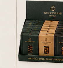 Espositore da banco Nocciolami Starter 24 pezzi — Verde Bosco con cartoncino Oro Satinato, monodose assortite Espositore da banco Nocciolami Starter 24 pezzi — Verde Bosco con cartoncino Oro Satinato, monodose assortite