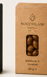 Astuccio Monodose 30 g Mandorle Premium Nocciolami — Kraft naturale con emblema goccia oro, finestra trasparente