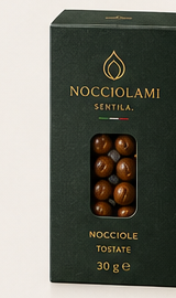 Astuccio Monodose 30 g Nocciole Tostate Nocciolami — Verde Bosco con emblema goccia Oro Satinato, finestra trasparente